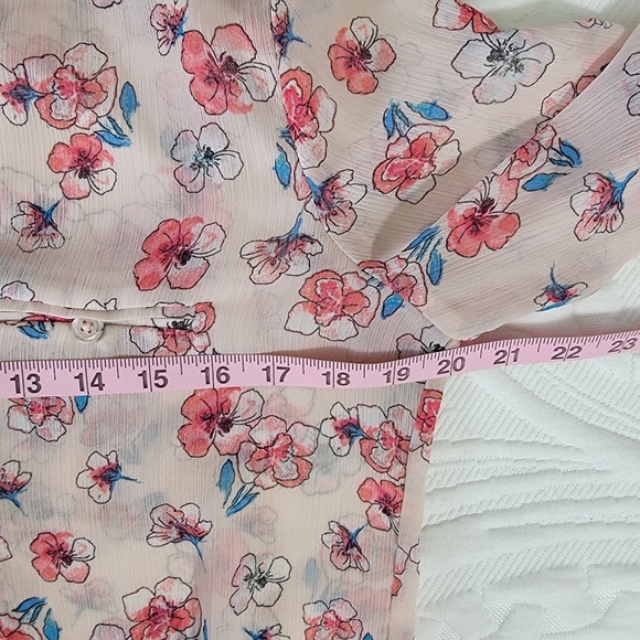 Kut From The Kloth Sheer Blush Pink Floral Roll Tab Sleeve Button Blouse Size M - Picture 11 of 12